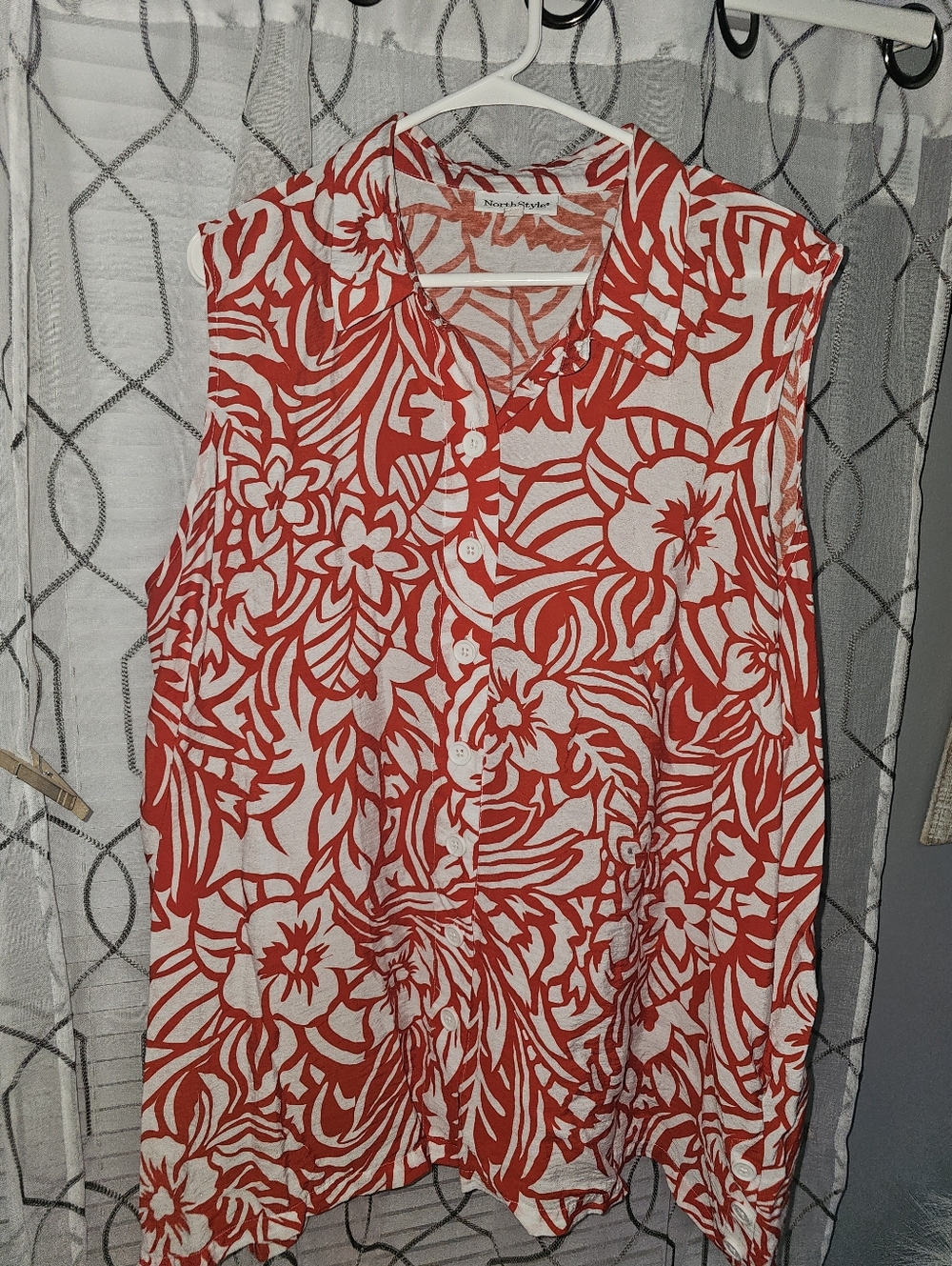 NorthStyle Coral & White Leaf-Print Blouse